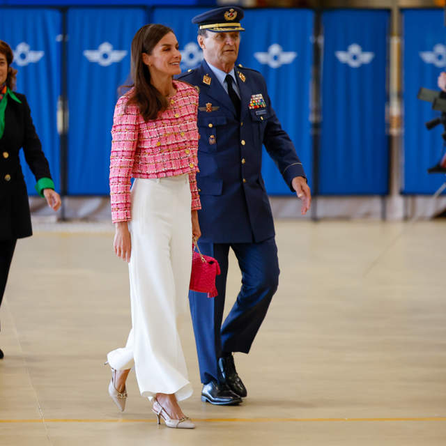 Pantalones fluidos cómodos y holgados: el secreto de la reina Letizia para estilizar la figura y sumar centímetros 