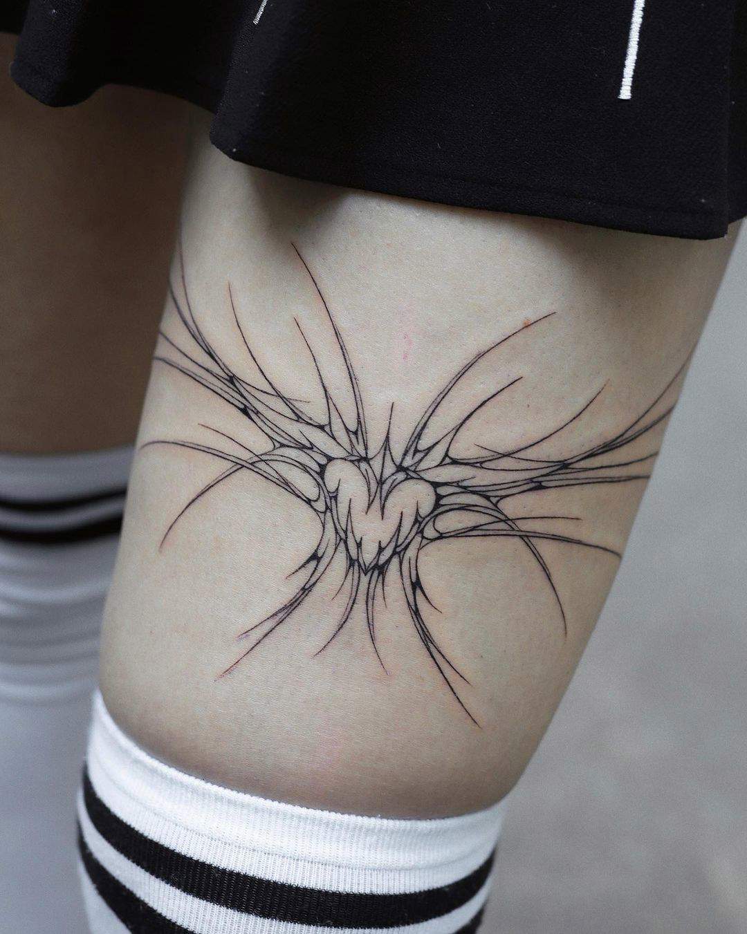 Tatuaje neotribal en una pierna