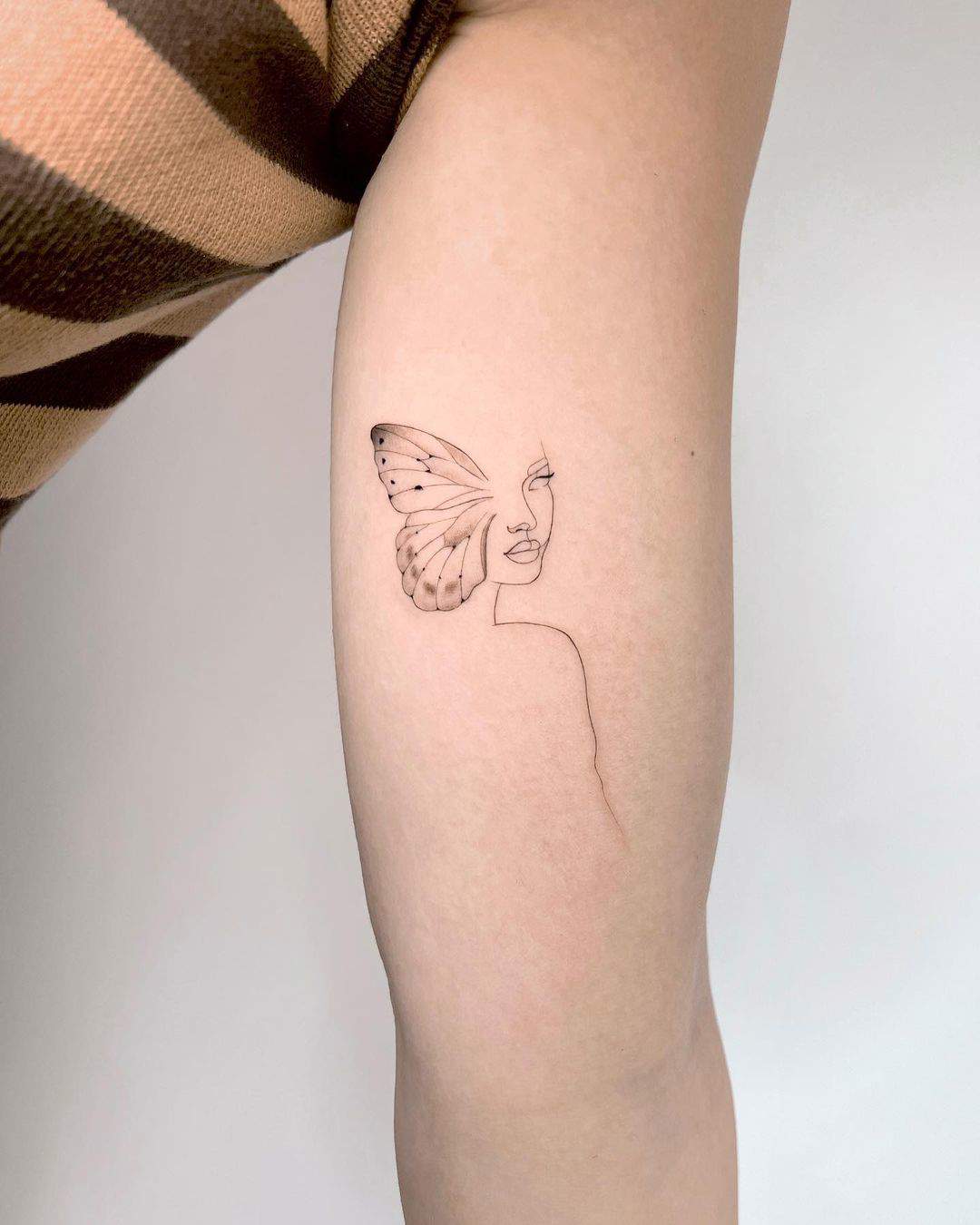 Tatuaje mitad mujer, mitad mariposa