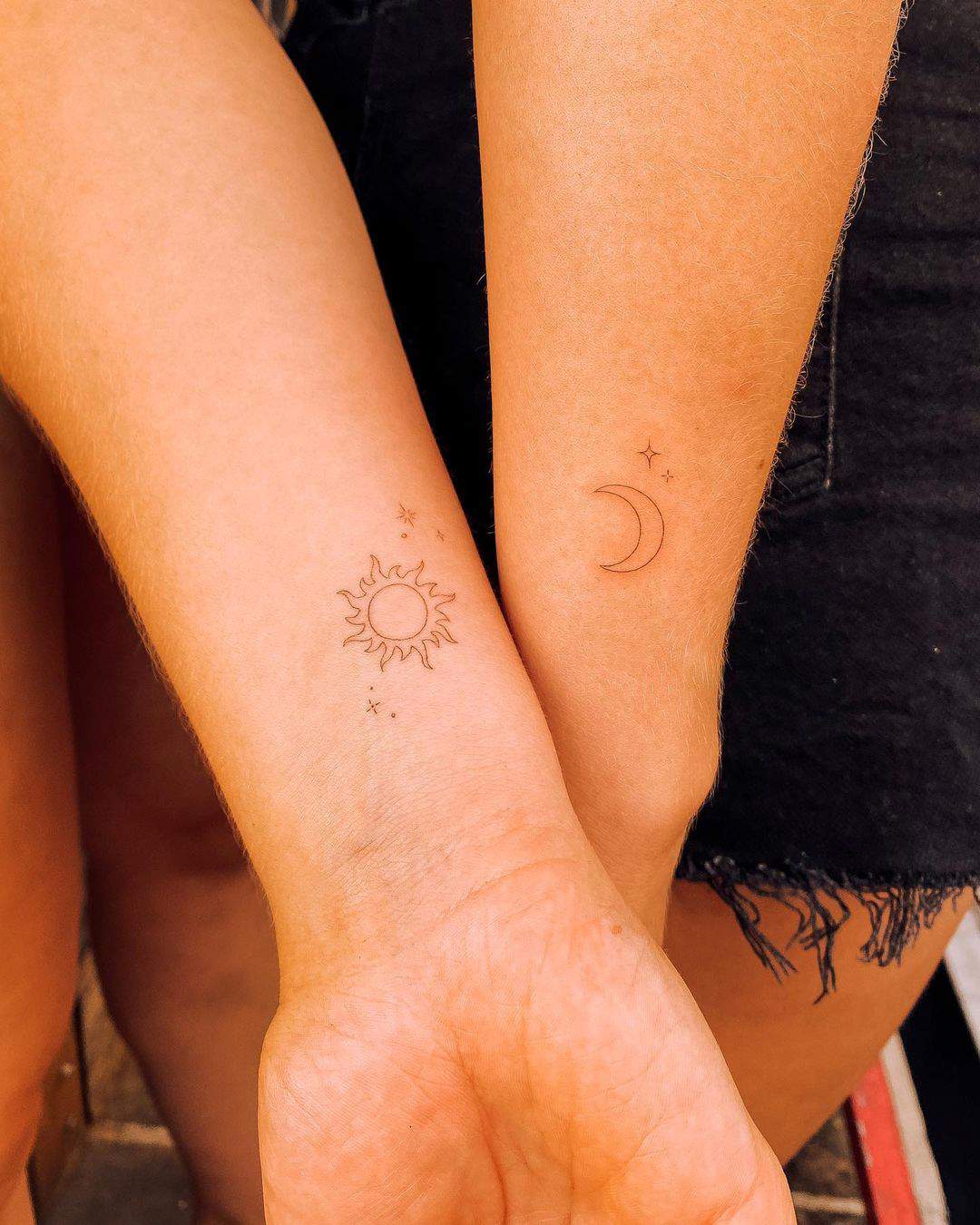Tatuaje de sol y luna en ambos brazos