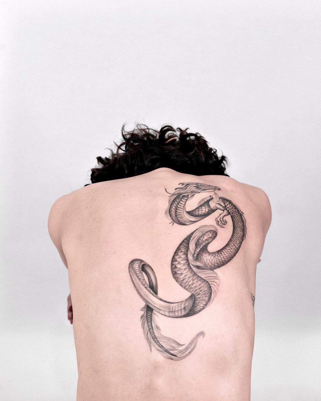 Tatuaje de dragón en la espalda, de Pedro García.