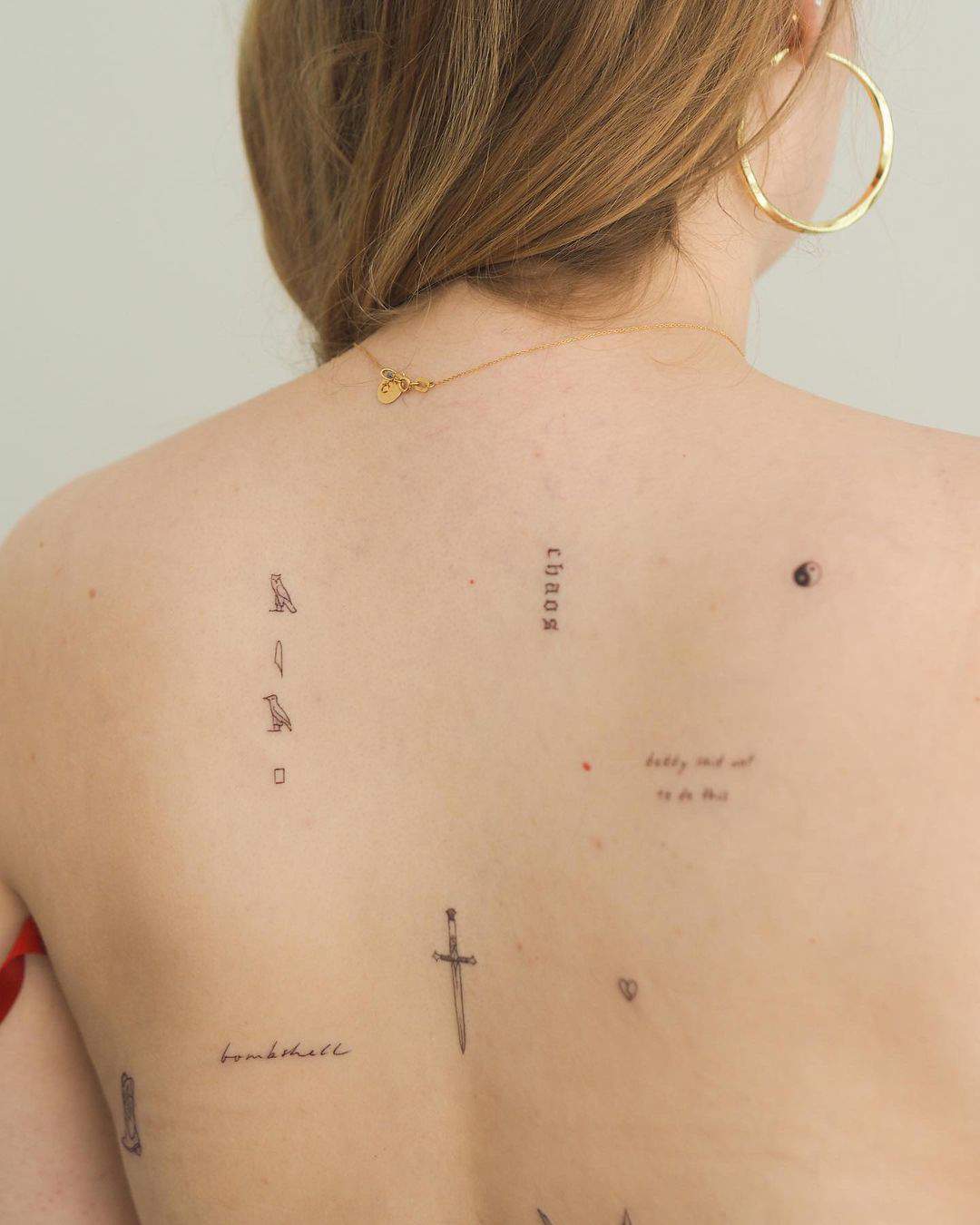 Composición de tattoos personalizada sobre la espalda