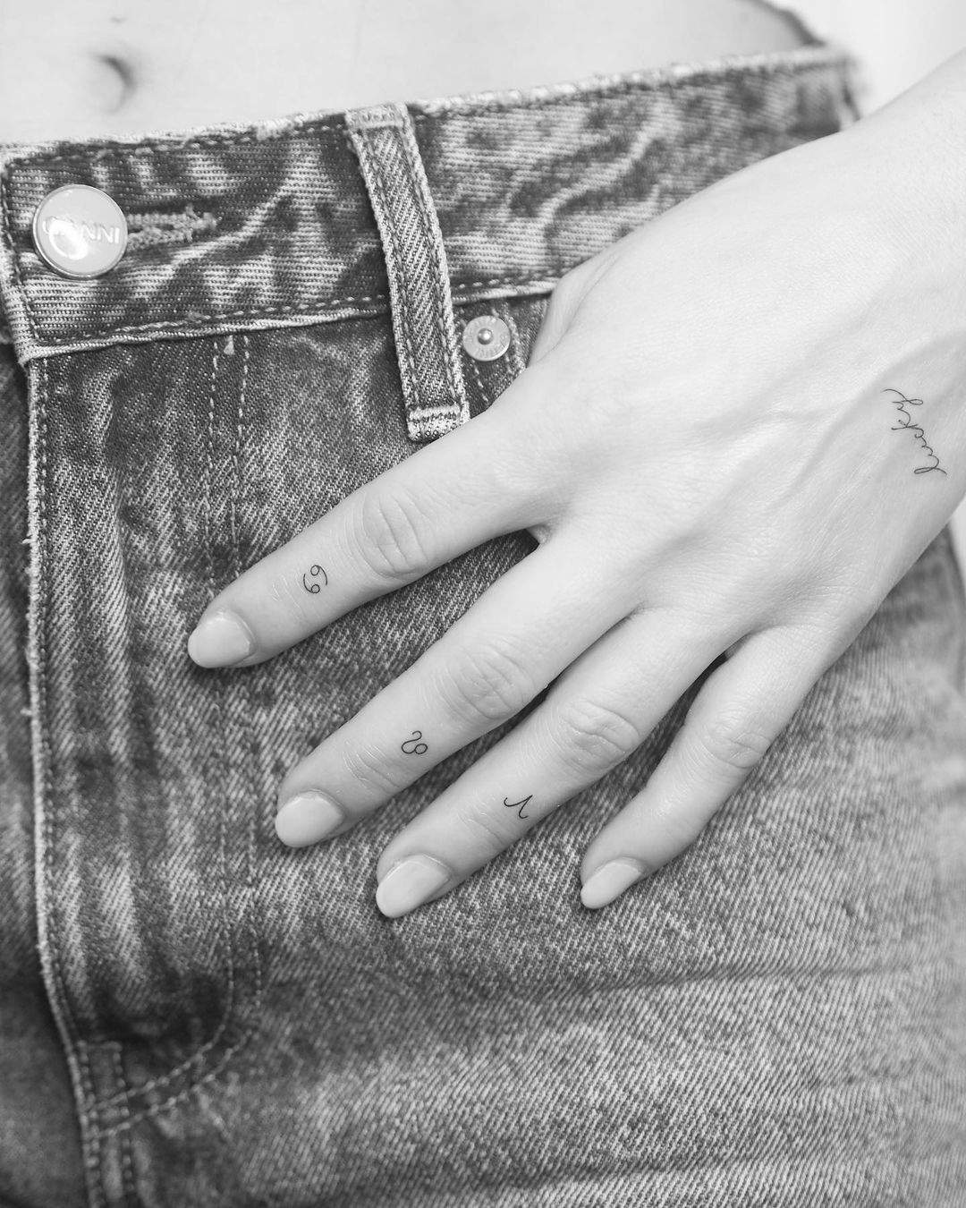 Signos del zodiaco tatuados en la cara externa de los dedos