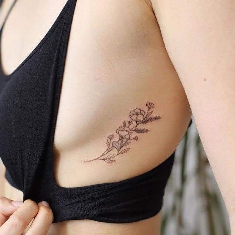 Tatuaje de flores a un lado del pecho