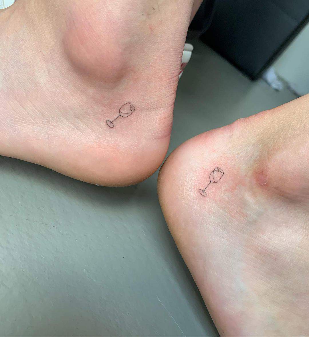 Tatuaje de copas pequeñas a juego en el pie