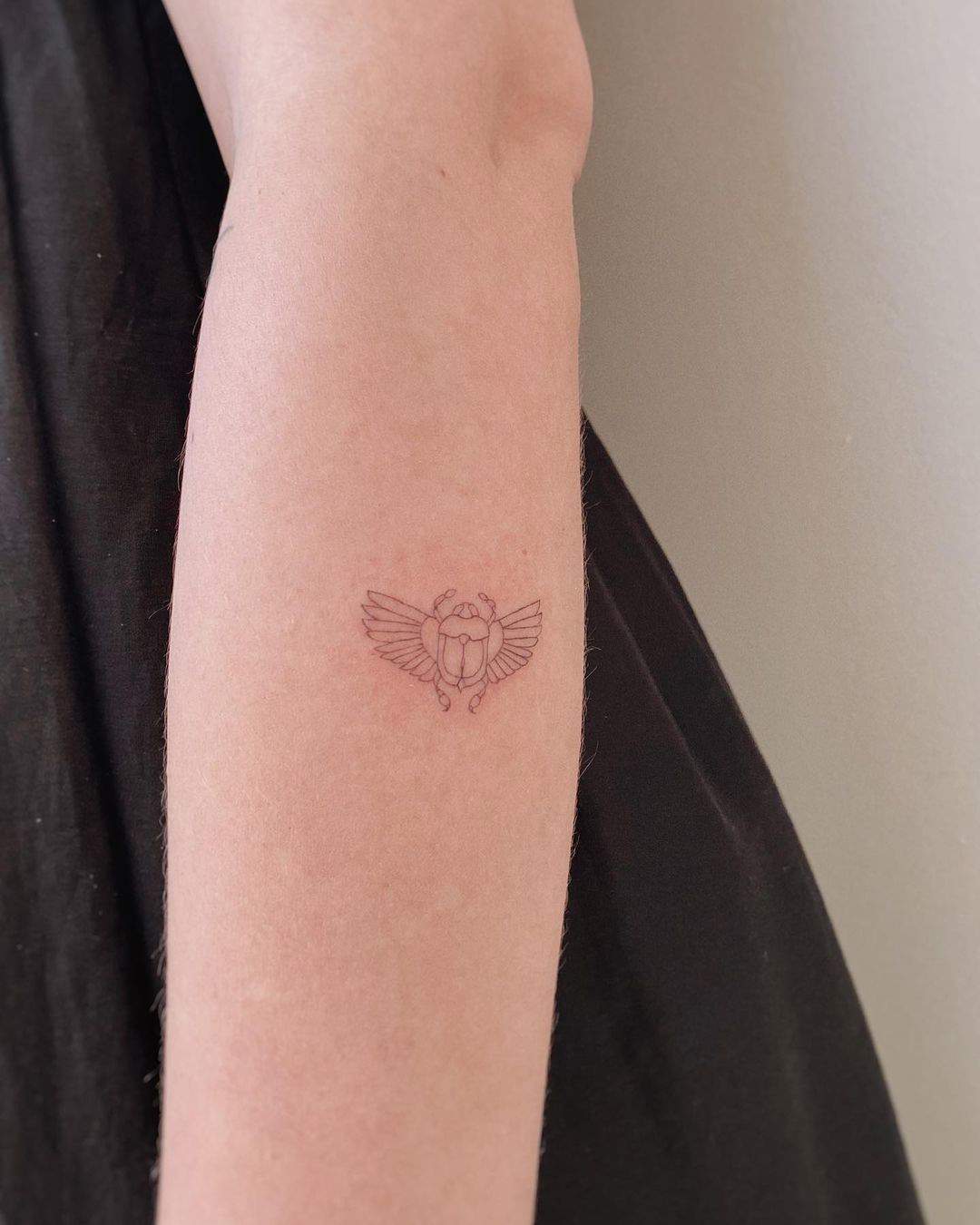 Tatuaje de escarabajo egipcio en el antebrazo