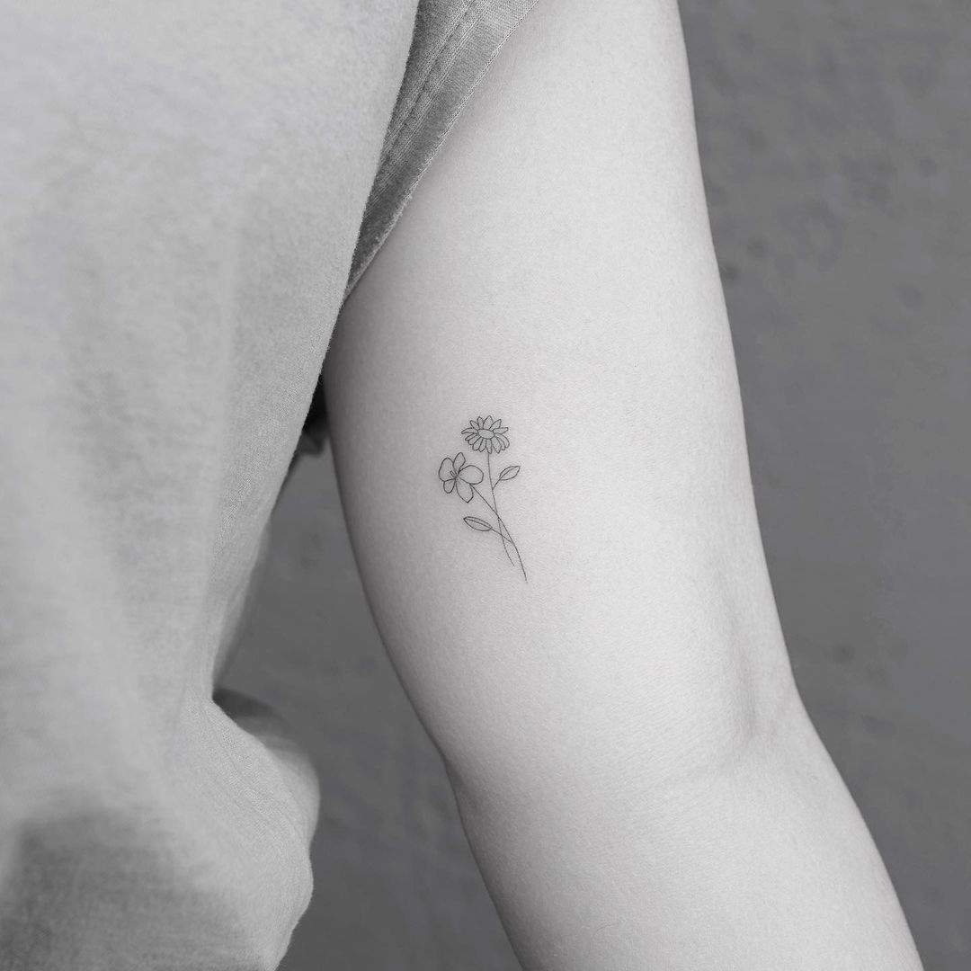 Tatuaje de flores en la cara interna del brazo