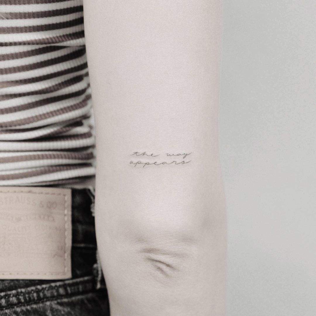 La frase ‘the way appears’ tatuada en el brazo