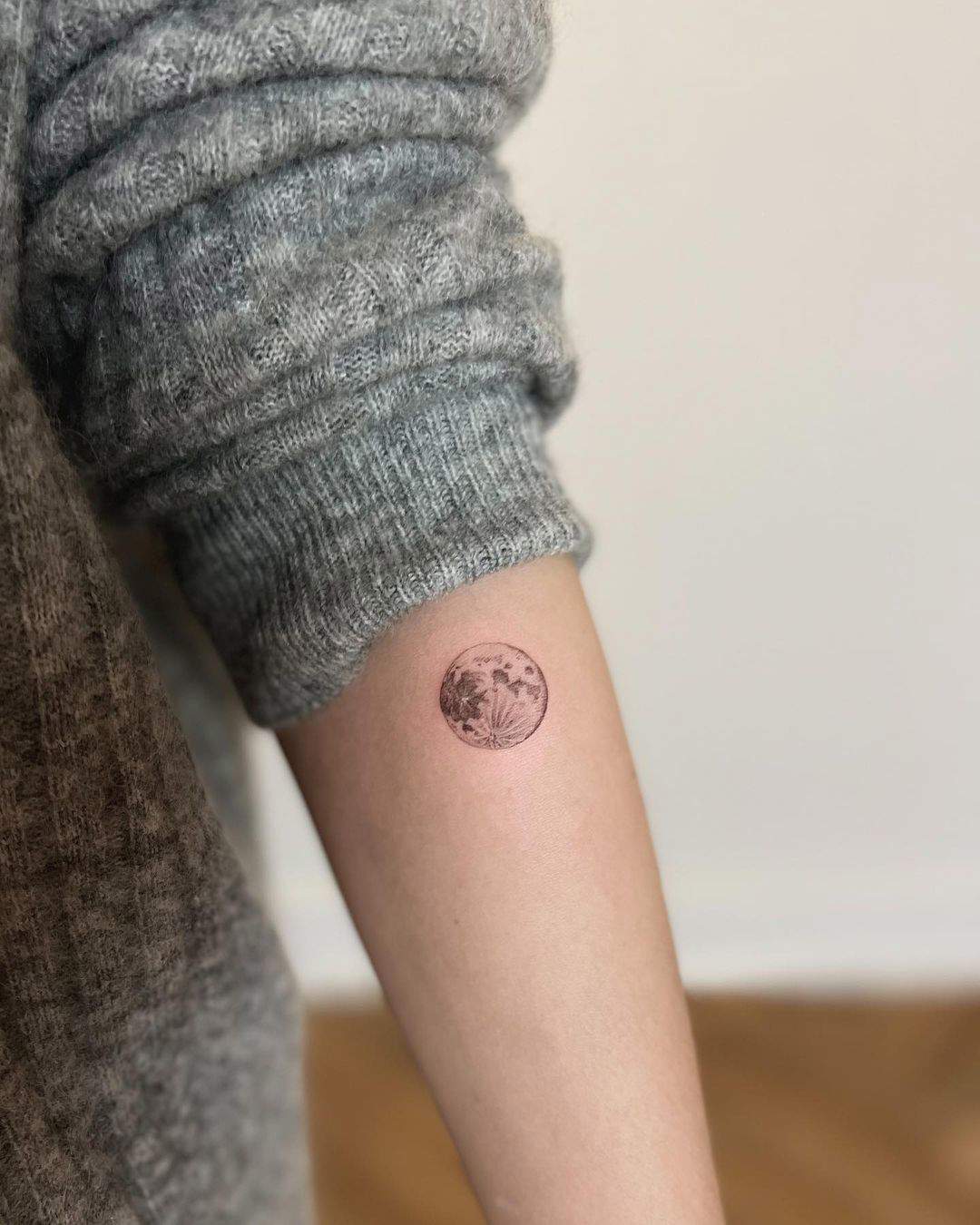 Tatuaje de luna en el antebrazo