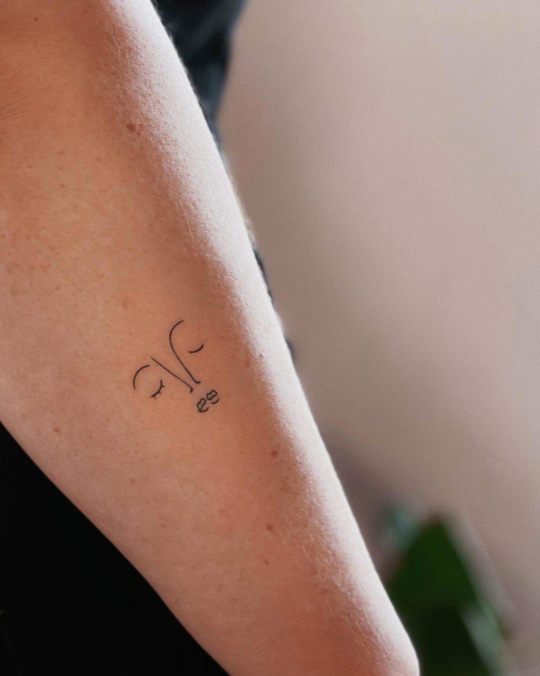 Tatuaje de silueta en el brazo