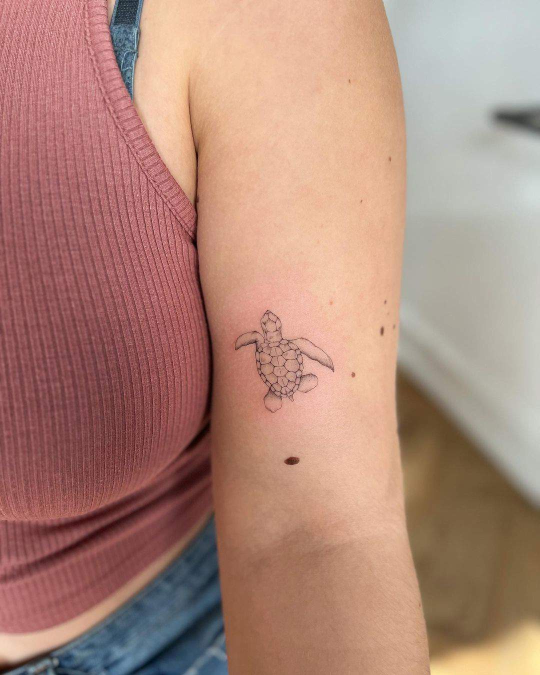 Tatuaje de tortuga en el brazo