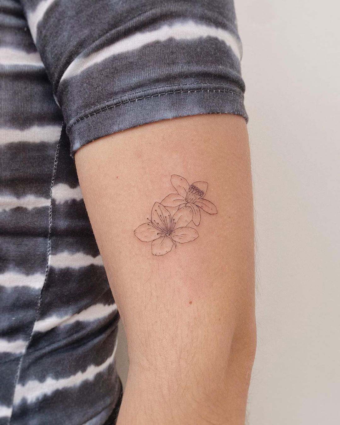 Tatuaje fine line de flores de hibisco 