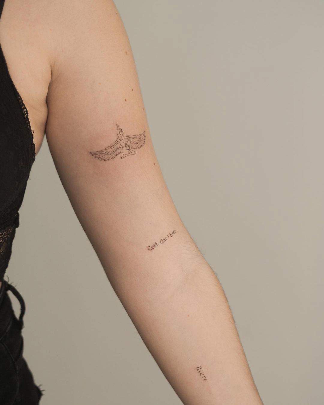 Tatuaje pequeño de inspiración egipcia