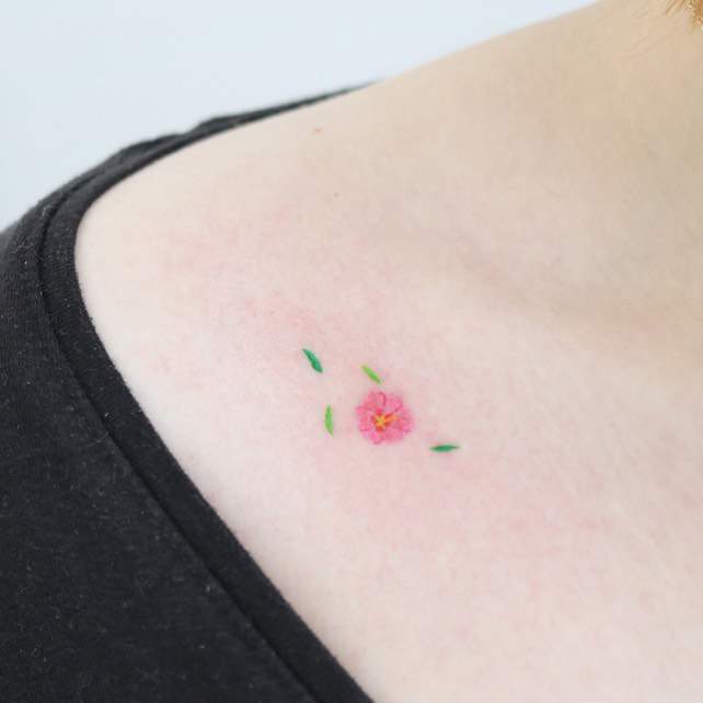 Tatuaje micro de flor en color