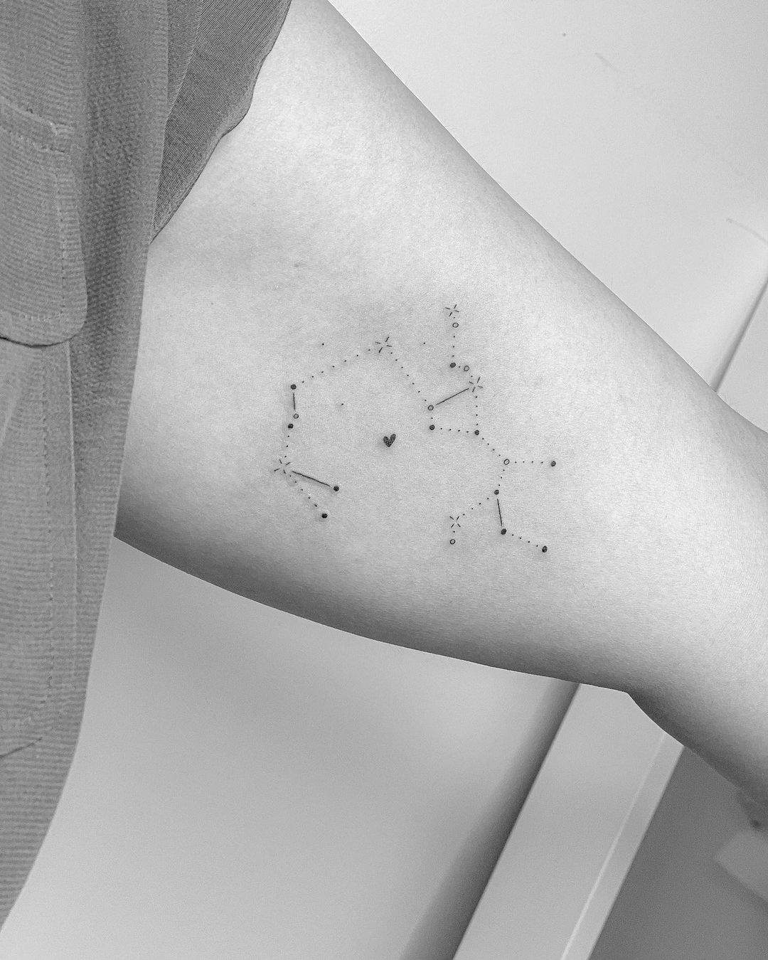 Tatuaje de constelación con trazos, puntos y corazón