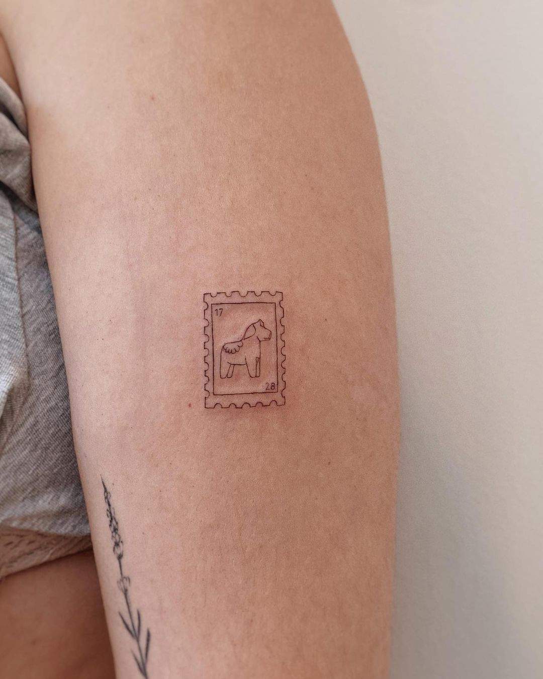 Un original sello tatuado en el brazo
