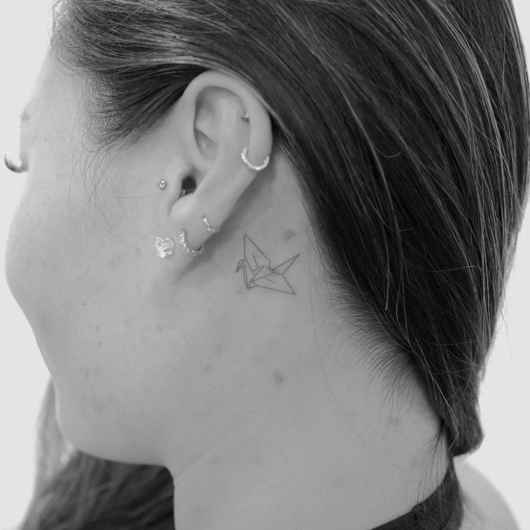 Tatuaje pequeño en el cuello
