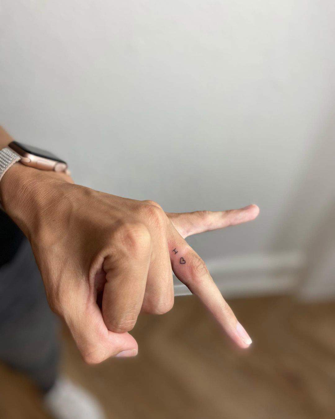 Tatuaje pequeño en la cara interna del dedo