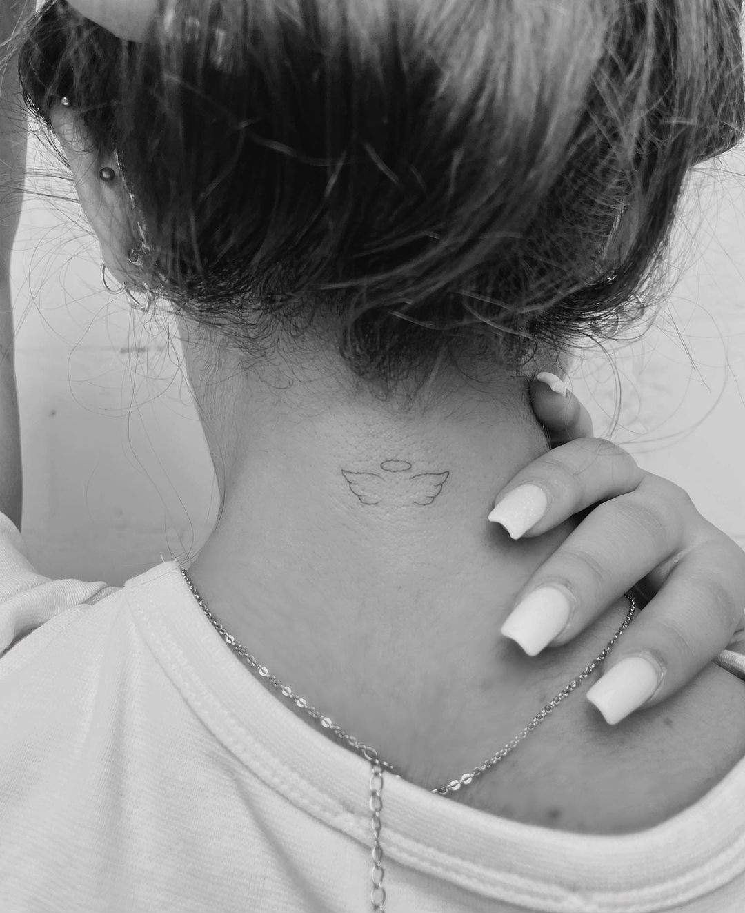 Tatuaje de alas y corona de ángel
