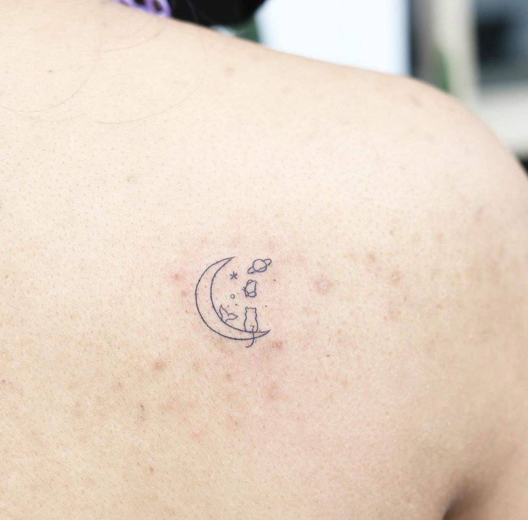 Tatuaje pequeño inspirado en la astrología