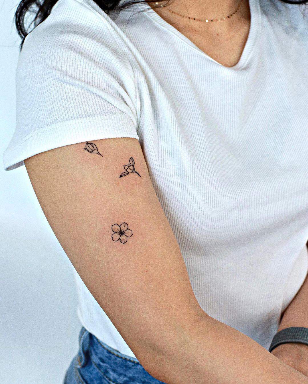 Tatuaje de flores sobre el brazo