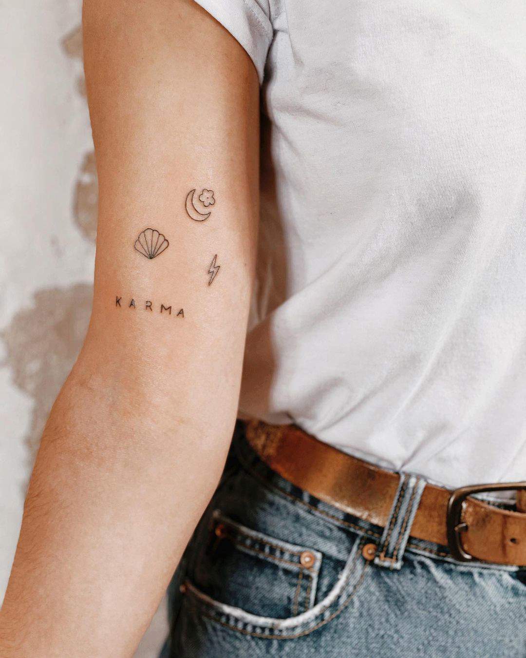 Diferentes motivos tatuados en el brazo