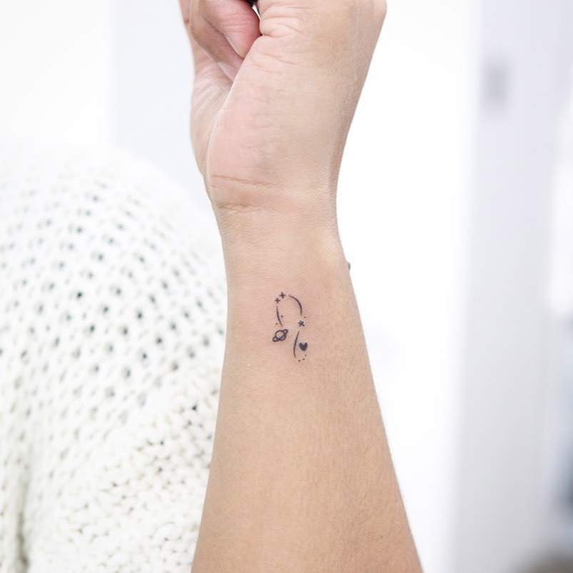 Tatuaje zodiacal con planetas