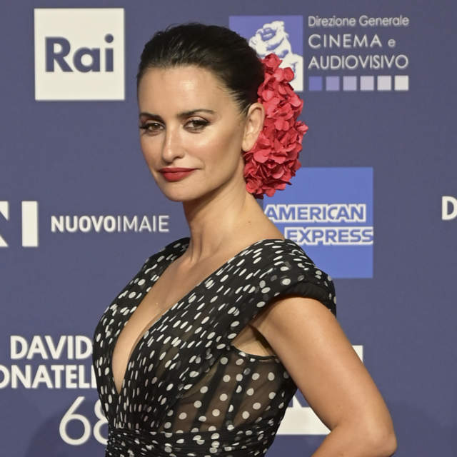 5 vestidos de lunares ultra elegantes para copiar el perfecto look de invitada flamenco con el que Penélope Cruz ha arrasado en Roma