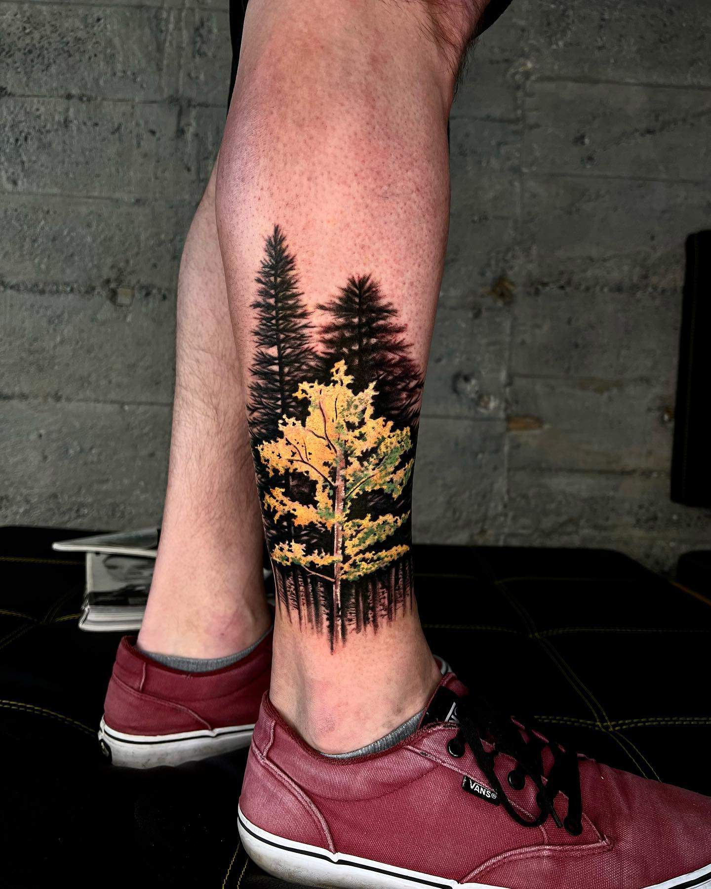 Tatuaje en la pierna representando un bosque