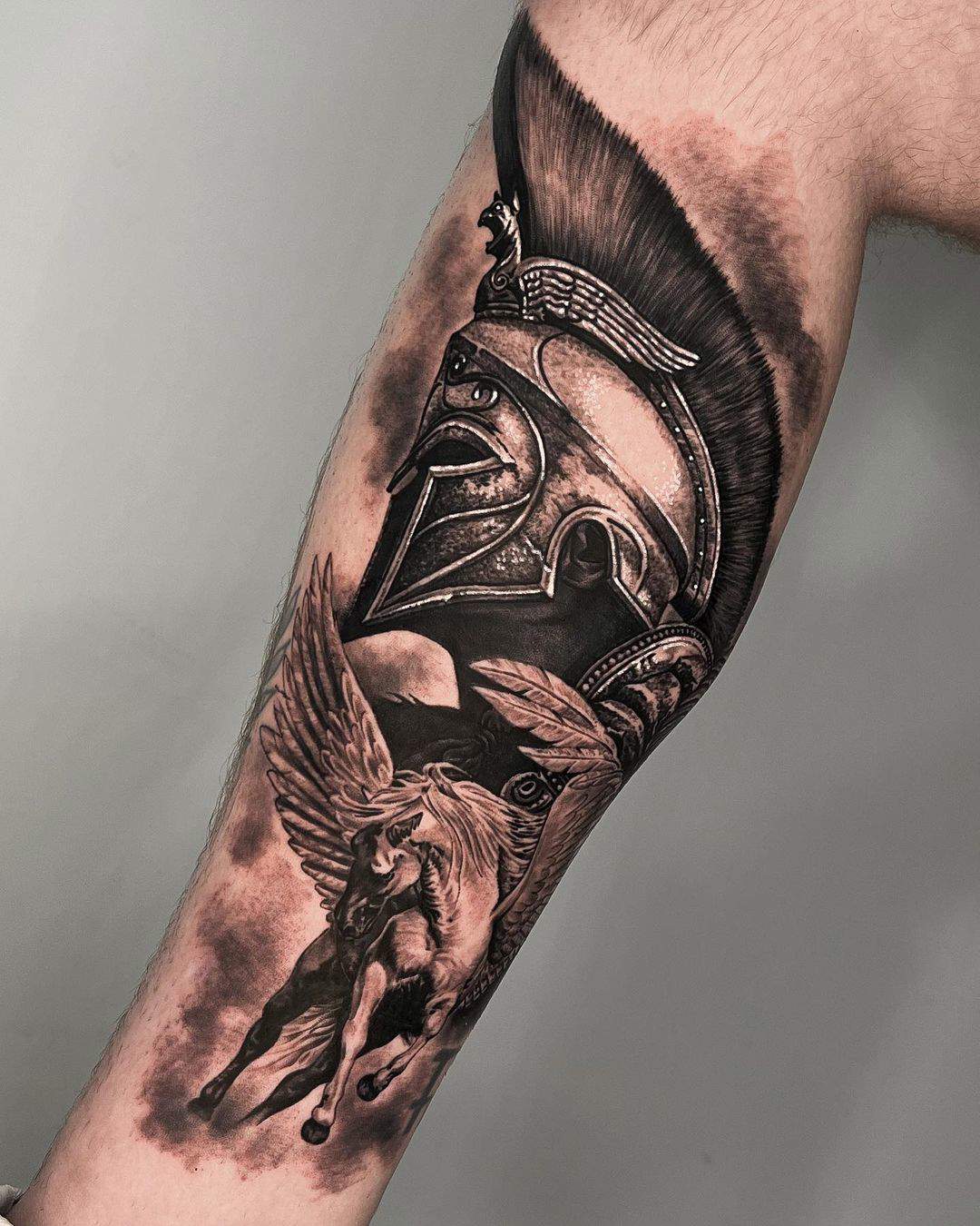 Tatuaje grande de gladiador y Pegaso