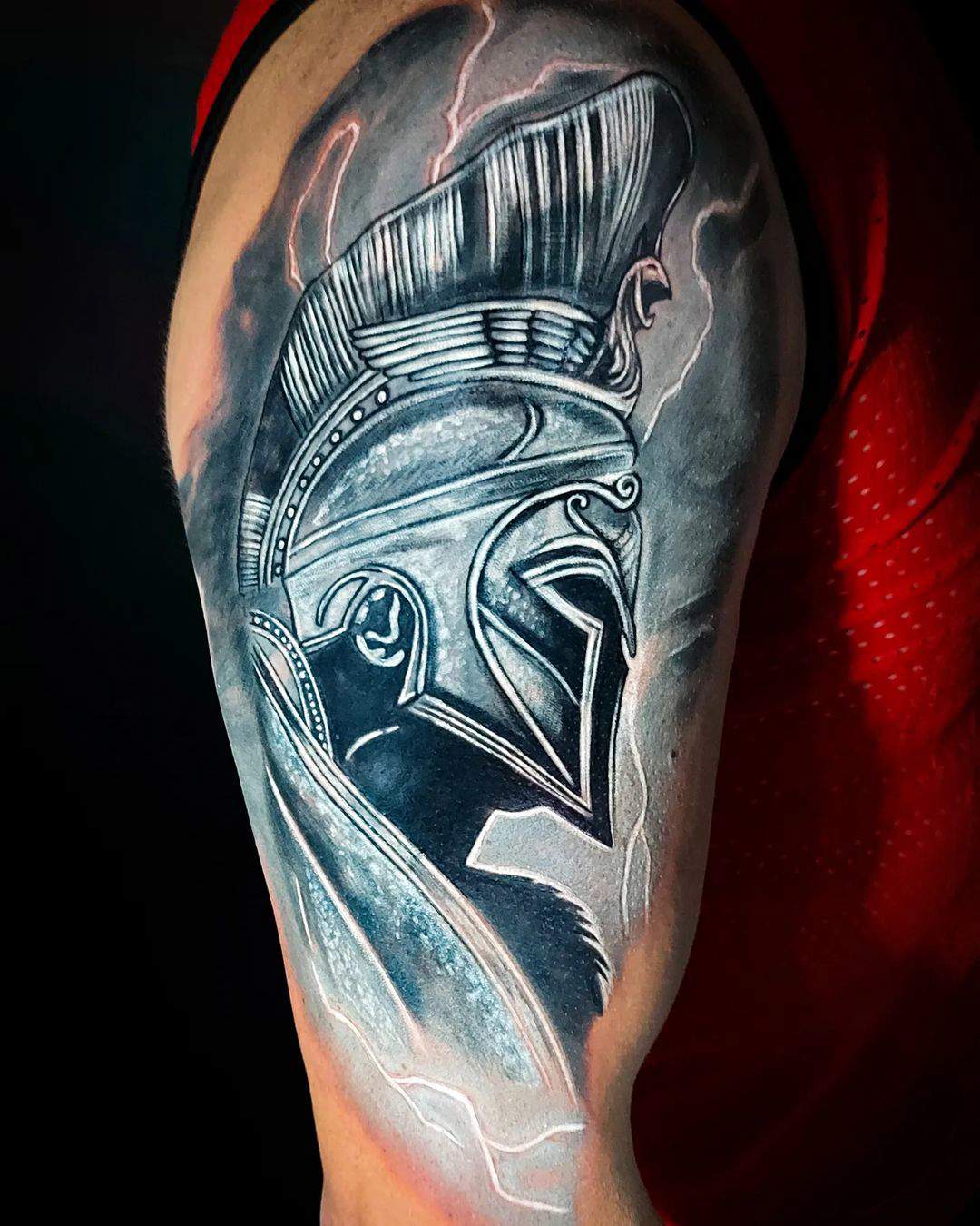 Tatuaje en el brazo para hombre con casco