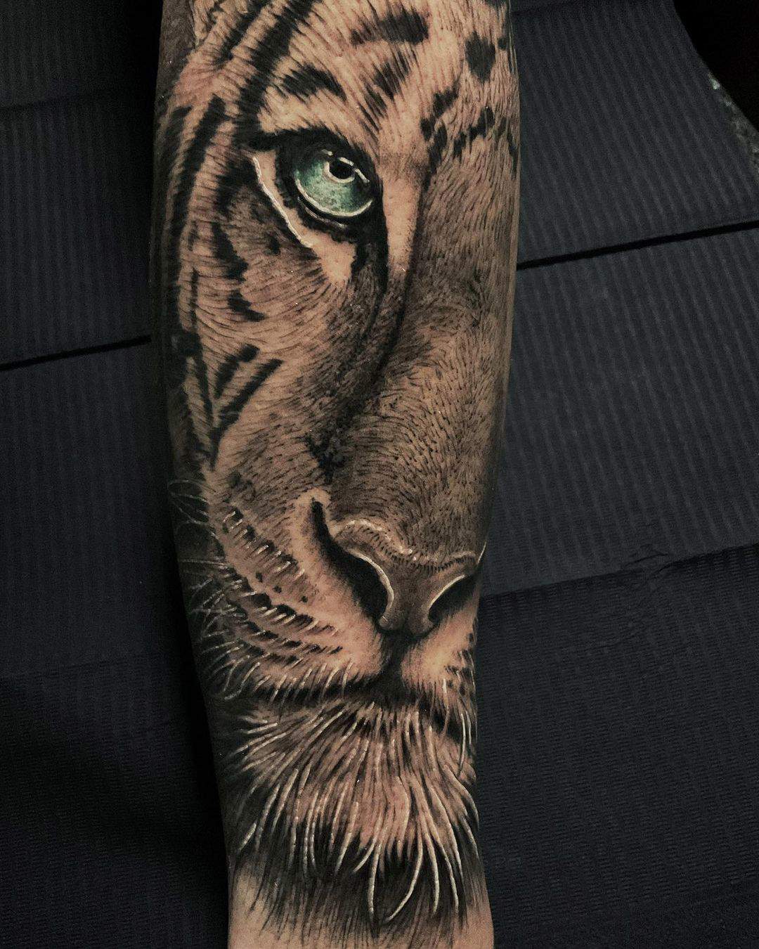 Tatuaje en el brazo para hombre con tigre