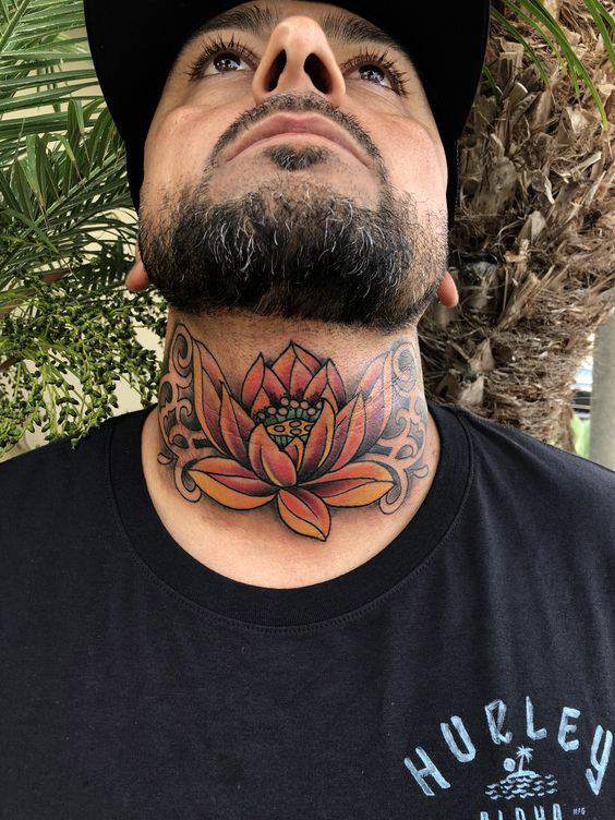 Tatuaje en el cuello flor de loto