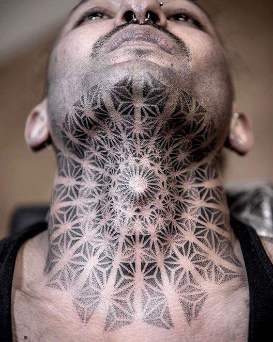 Tatuaje en el cuello fractal