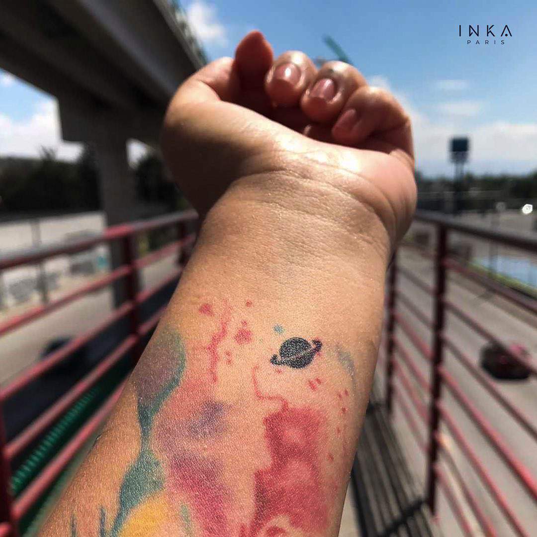 Tatuaje galaxia pequeño para hombre