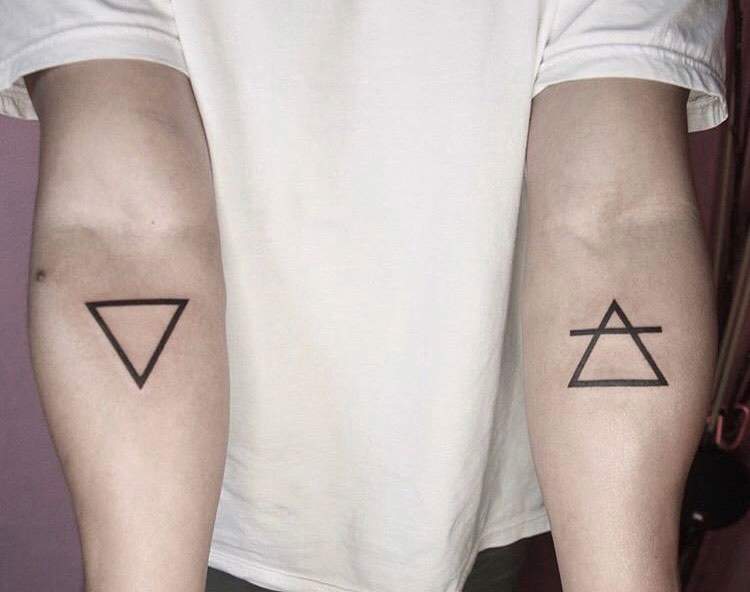 Tatuaje geométrico para brazo hombre