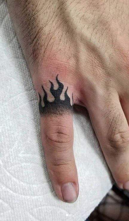 Tatuaje hombre dedos llamas