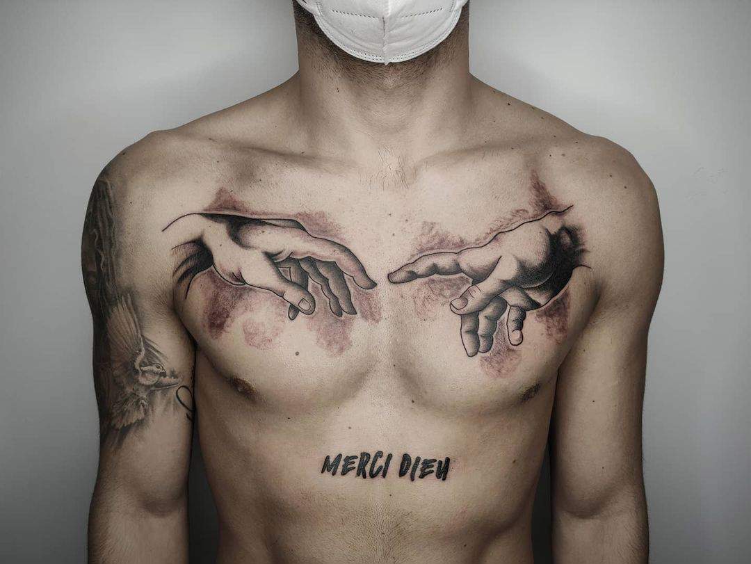 Tatuaje hombre pecho manos