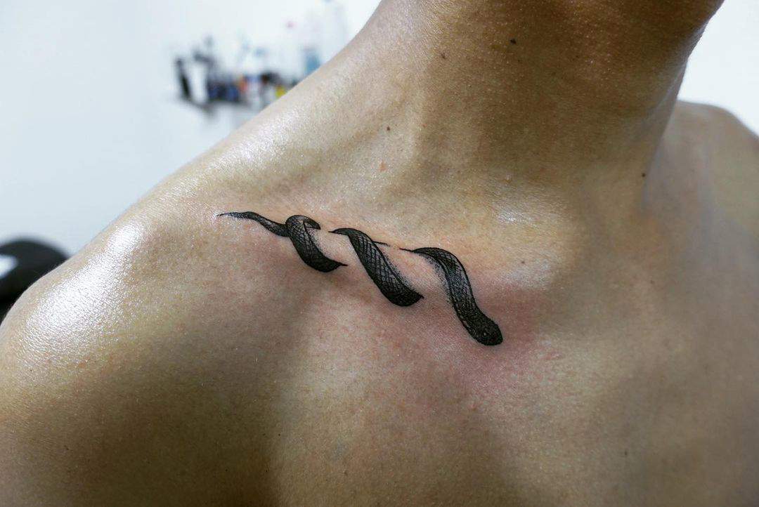 Tatuaje hombre pecho serpiente