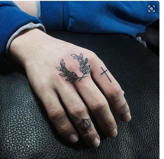 Tatuaje mano hombre laurel