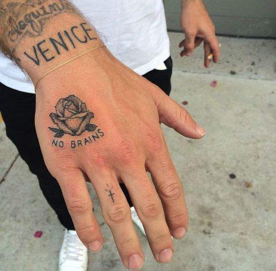 Tatuaje mano hombre rosa