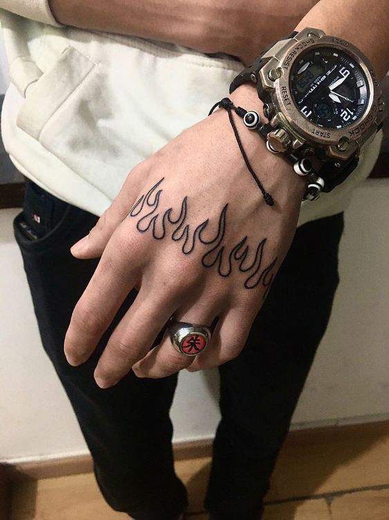Tatuaje manos hombre llamas