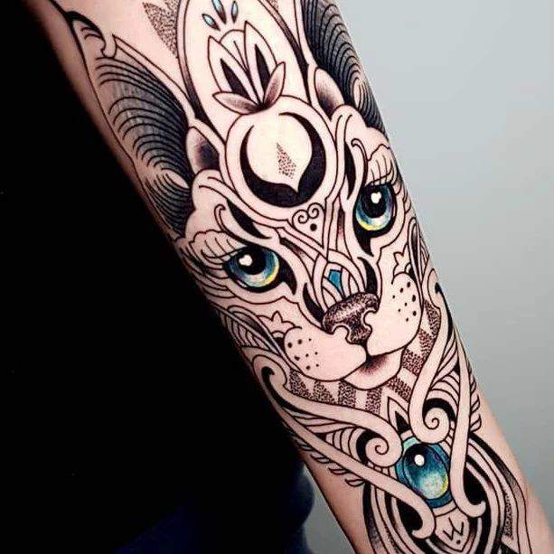 Tatuaje para brazo para hombre con color