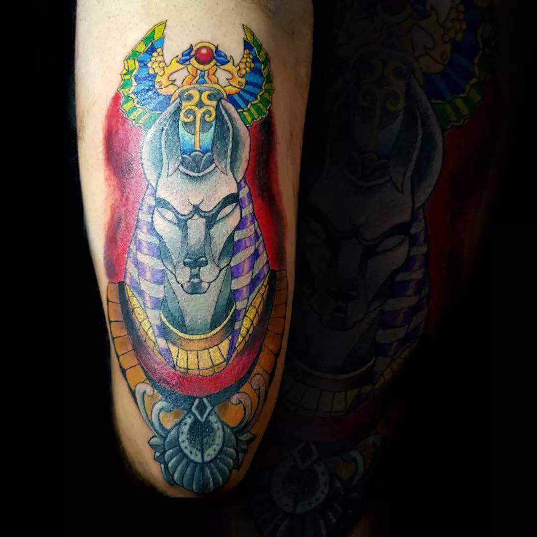 Tatuaje para hombre en el brazo a color tipo egipcio