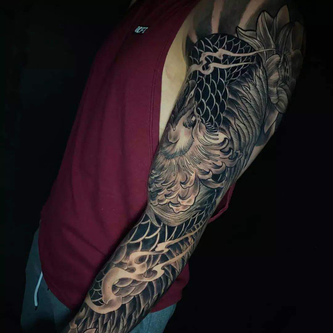 Tatuaje para hombre en el brazo con dragón