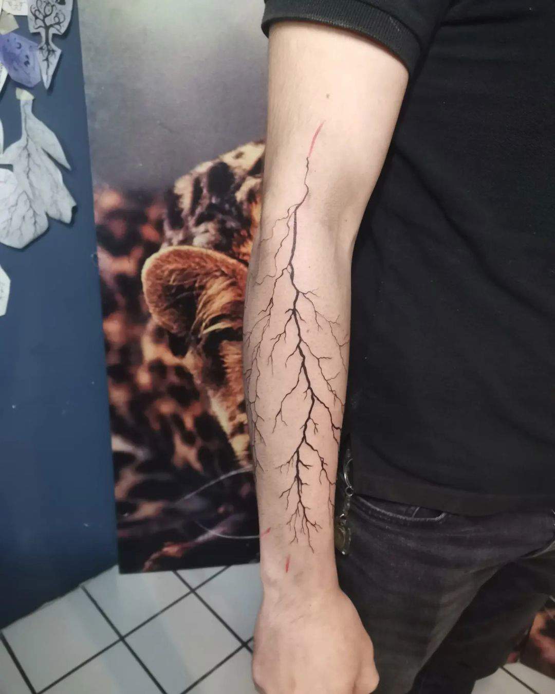 Tatuaje para hombre en el brazo con rayo