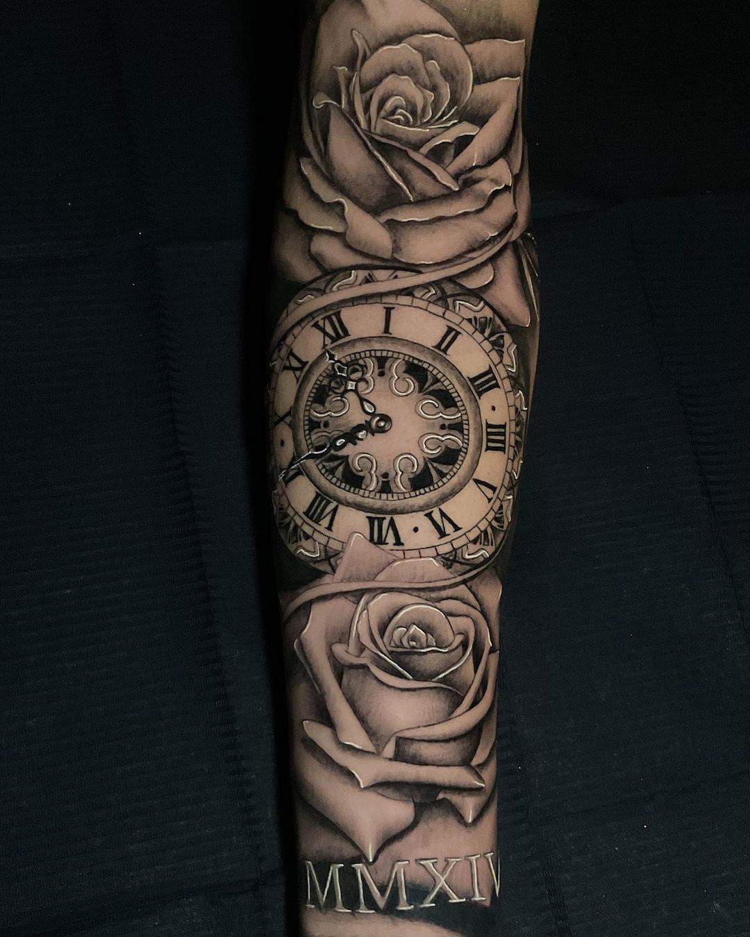Tatuaje para hombre en el brazo con reloj
