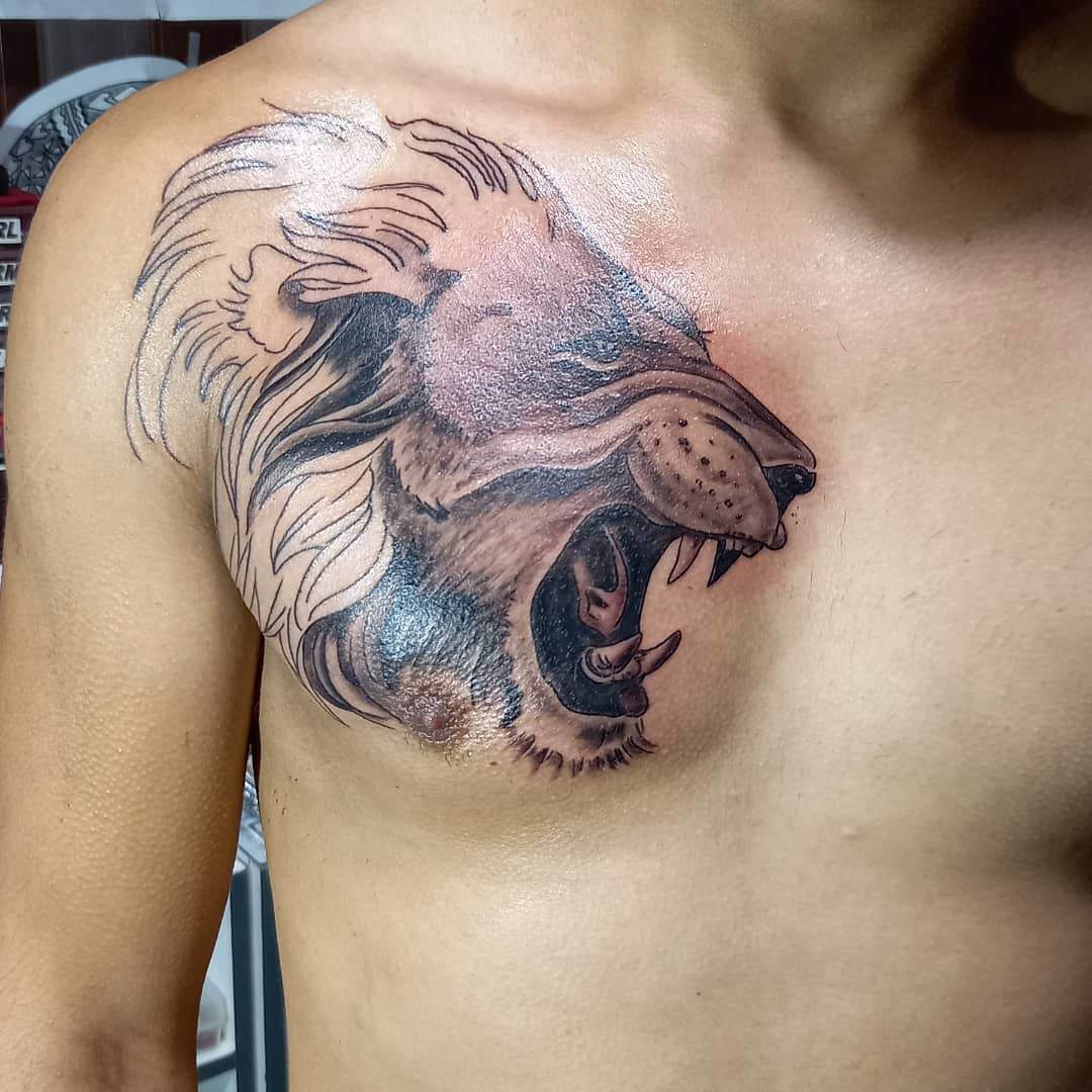 Tatuaje pecho hombre león