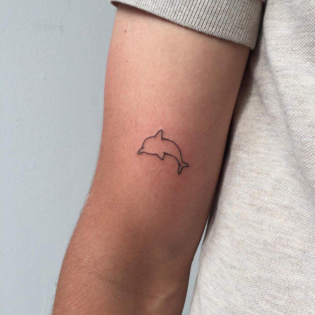 Tatuaje pequeño de delfín para hombre