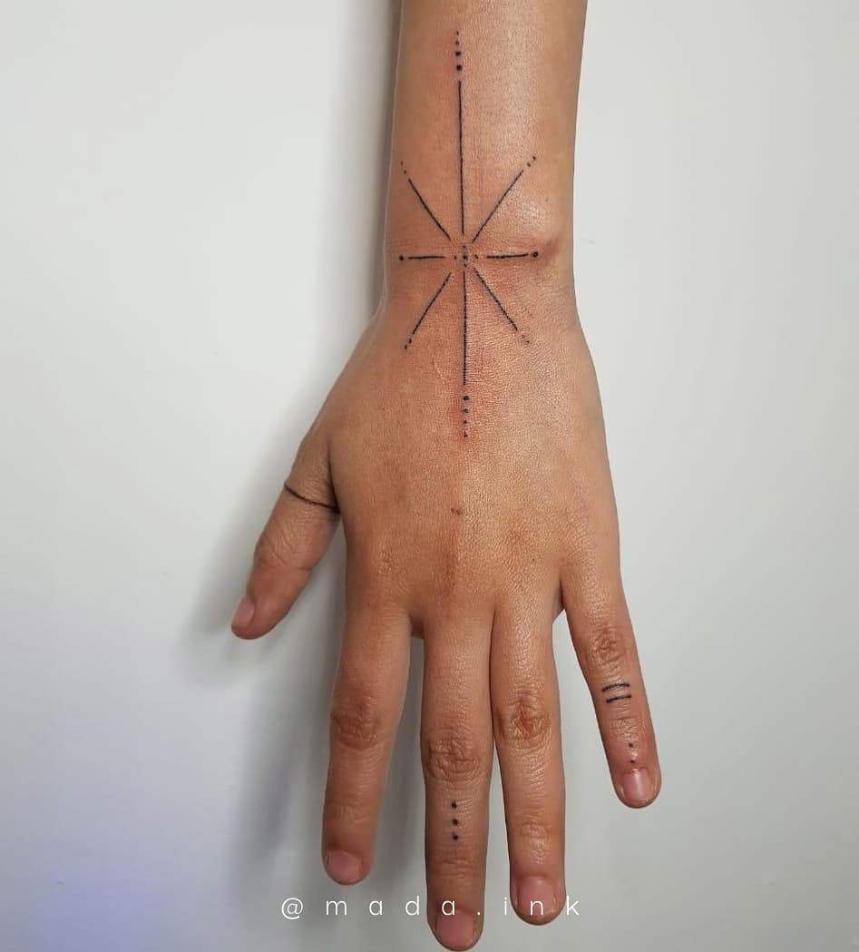 Tatuaje pequeño de lineas para hombre